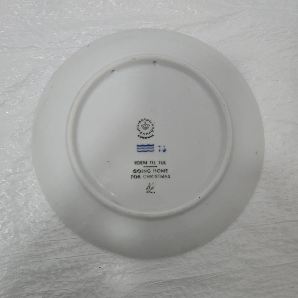 Royal Copenhagen 1973 Christmas Plate Going Home for Christmas Blue White 7in